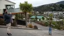 Wisatawan berfoto di tengah Baldwin Street, yang terkenal dengan jalan paling curam di dunia, di kota Dunedin, Selandia Baru, 26 Agustus 2017. Baldwin Street dikenal sebagai jalan paling curam di dunia menurut Guinness World Records. (AP Photo/Mark Baker)
