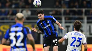 Pemain aktif Inter Milan dengan masa bakti terlama dipegang oleh Alessandro Bastoni. Bek tengah Timnas Italia berusia 24 tahun ini kini tengah menjalani musim ketujuh bersama Nerazzurri sejak didatangkan pada awal musim 2017/2018 dari Atalanta dengan nilai transfer 31,1 juta euro. Langsung dipinjamkan ke Atalanta dan Parma pada dua musim pertamanya, ia baru membela Inter Milan mulai 2019/2020. Hingga kini ia telah tampil dalam 173 laga bersama Inter Milan di semua kompetisi dengan torehan 3 gol dan 14 assist. (AFP/Miguel Medina)