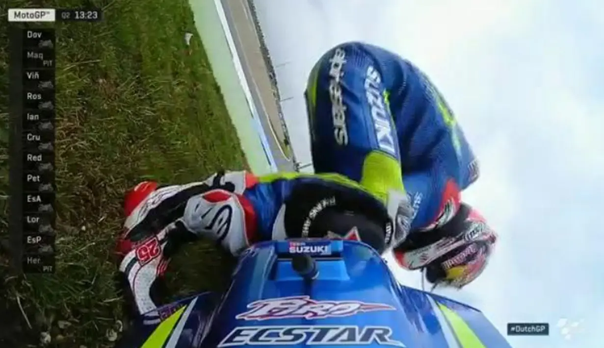 Pebalap Suzuki, Maverick Vinales, tergelincir pada tikungan kelima saat kualifikasi kedua MotoGP Assen, Sabtu (25/6/2016). Vinales akan start dari posisi ke-12. (Bola.com/Twitter/MotoGP)