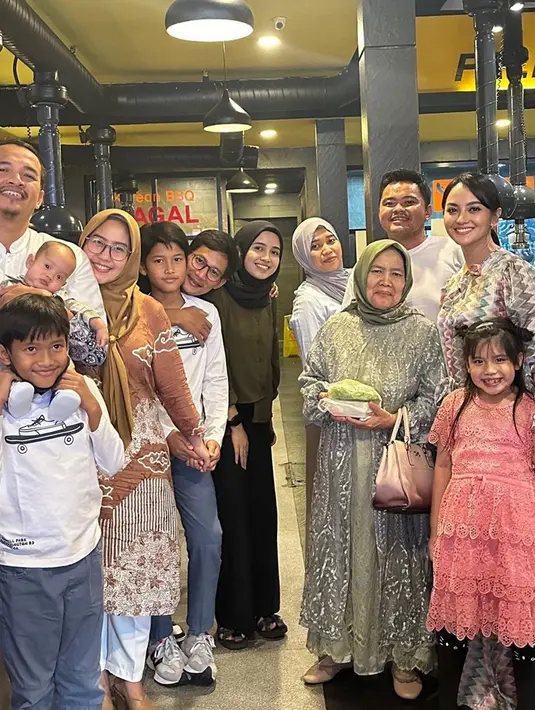 Selain dengan ibu mertuanya, Ririn Ekawati juga memperlihatkan kedekatannya saat berkumpul bareng anggota keluarga lainnya. "Kondangan bersama keluarga di Hari sabtu ini. Cantik Sekali Mama Haji pake baju warna sage katanya. Sehat selalu ya mama sayang," tulis Ririn pada keterangan unggahan. (Liputan6.com/IG/@ririnekawati)