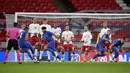 Pemain Inggris Reece James melakukan tendangan bebas ke saat menghadapi Denmark pada pertandingan UEFA Nations League di Stadion Wembley, London, Inggris, Rabu (14/10/2020). Denmark menang 1-0. (Toby Melville/Pool via AP)
