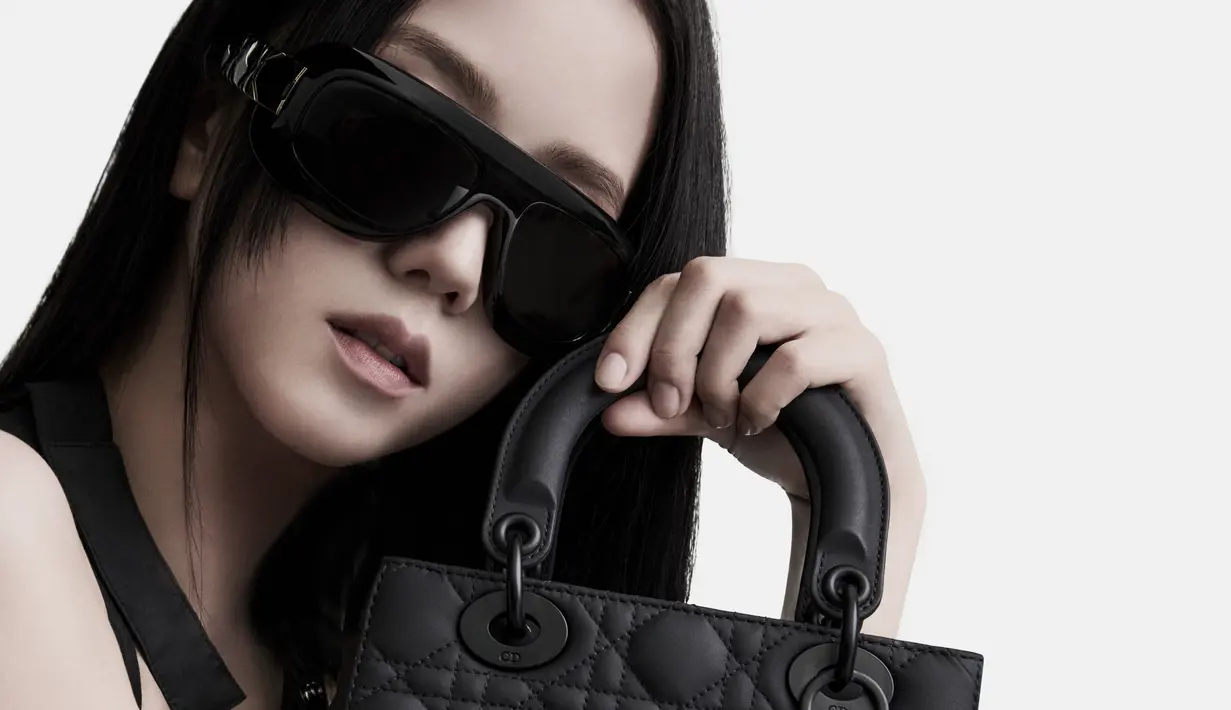 Masih dengan kulit yang mewah, Lady Dior hadir dengan motif canage yang ikonik dan garis-garis menonjol. Dilengkapi pegangan melengkung dengan desain yang fresh [Dior]