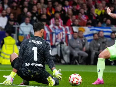 Ferran Torres sukses menjadi pahlawan setelah gol semata wayangnya membawa Barcelona menaklukkan Atletico Madrid dalam laga leg kedua semifinal Copa del Rey 2024/2025 di Metropolitano, Kamis (03/04/2025) dini hari WIB. (AP Photo/Manu Fernandez)