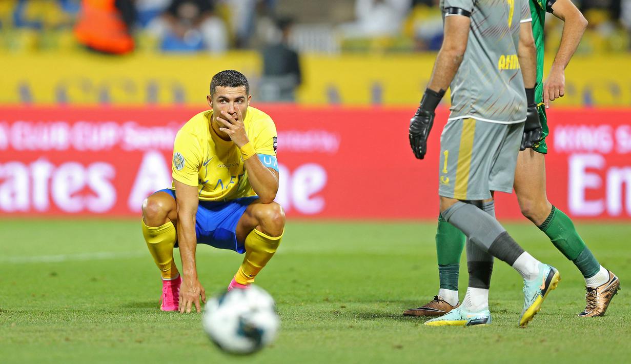 Reaksi pemain Al Nassr, Cristiano Ronaldo pada laga semifinal Liga Champions Arab 2023 melawan Al Shorta di Prince Sultan bin Abdul Aziz Stadium, Abha, 9 Agustus 2023. Al Nassr sukses melaju ke babak final setelah menang dengan skor 1-0. (AFP/Abdullah Mahdi)