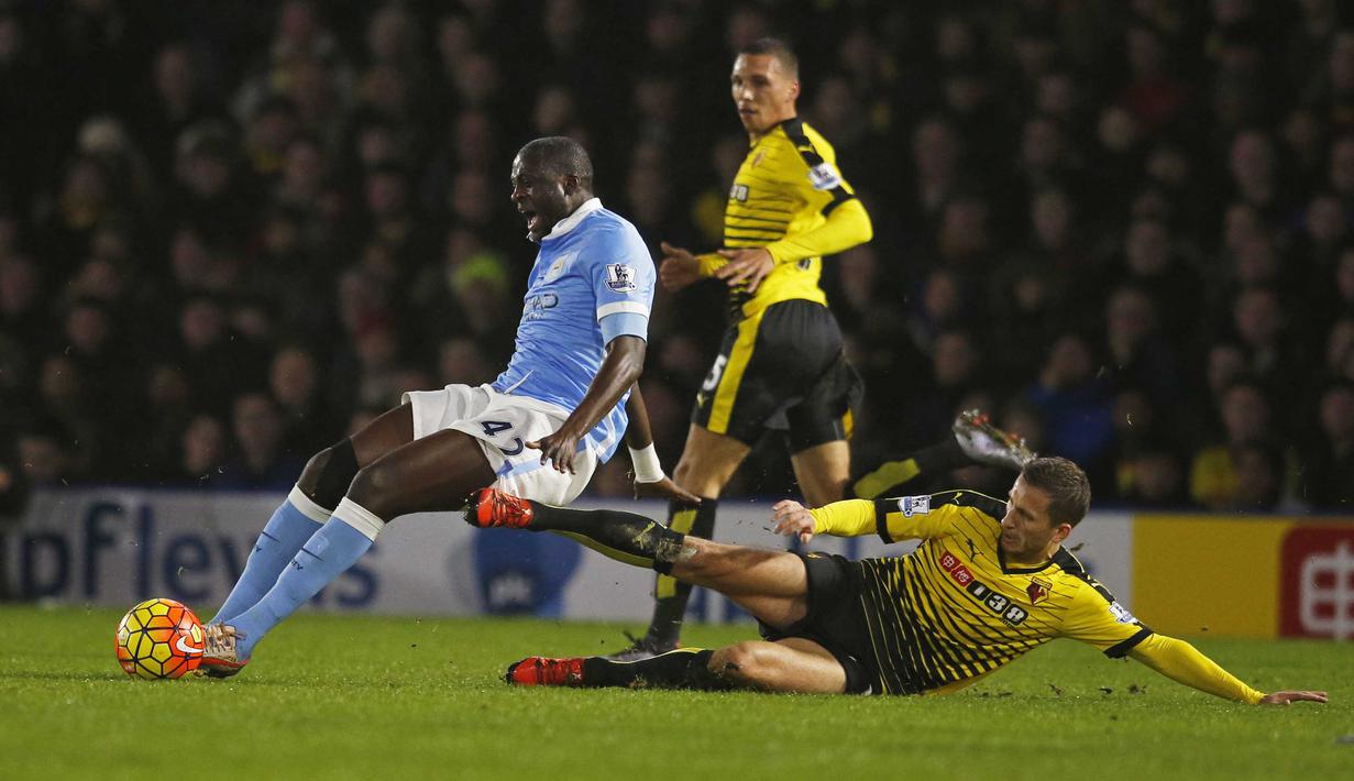  Pemain Manchester City, Yaya Toure dilanggar pemain Watford,  Almen Abdi (kanan) pada lanjutan Liga Premier Inggris di Stadion Vicarage Road, Inggris, Minggu (3/1/2016) dini hari WIB. Manchester City menang 2-1.  (Reuters/Paul Childs)