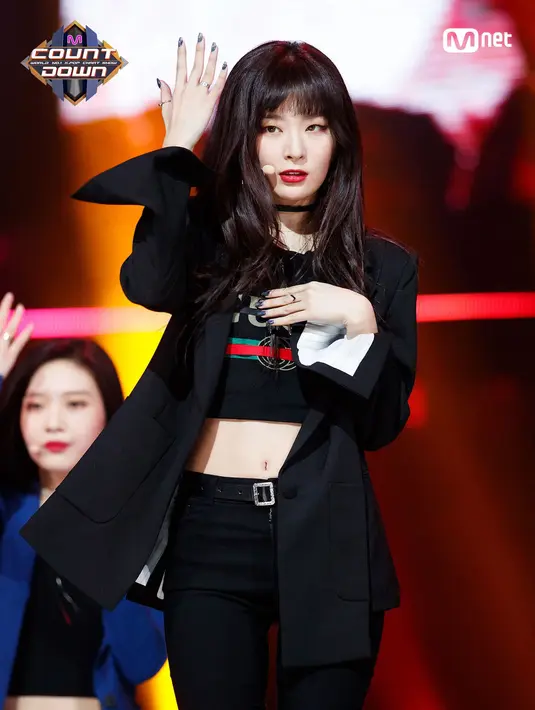 Seulgi sudah bergabung dengan SM Entertainment sejak 2007. Ia sebenarnya akan digabung dengan Krystal dan Sulli ke dalam grup f(x). Akan tetapi ia berlatih kembali selama 5 tahun dan bergabung dengan Red Velvet. (Foto: Koreboo.com)