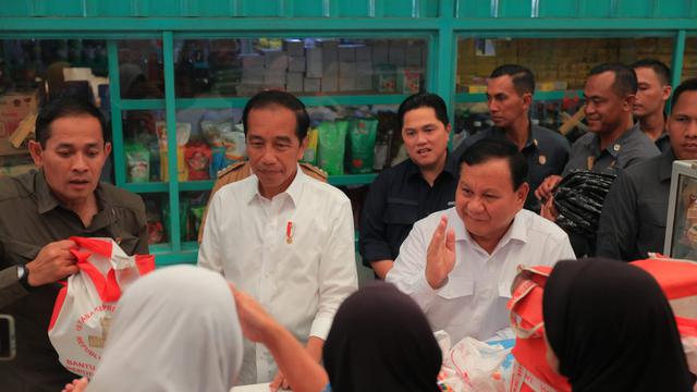 Presiden Joko Widodo (Jokowi) blusukan ke Pasar Bululawang, Kecamatan Bululawang, Kabupaten Malang, Jawa Timur. Kali ini Jokowi ditemani Prabowo Subianto dan Erick Thohir.
