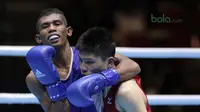 Petinju Indonesia, Mario Blasius Kali (kiri) saat melawan petinju asal Jepang, Tomoya Tsuboi pada semifinal Test Event Asian Games 2018 kelas terbang ringan di Kemayoran, Jakarta (14/2/2018). Mario menang dengan skor 3-2. (Bola.com/Nick Hanoatubun)