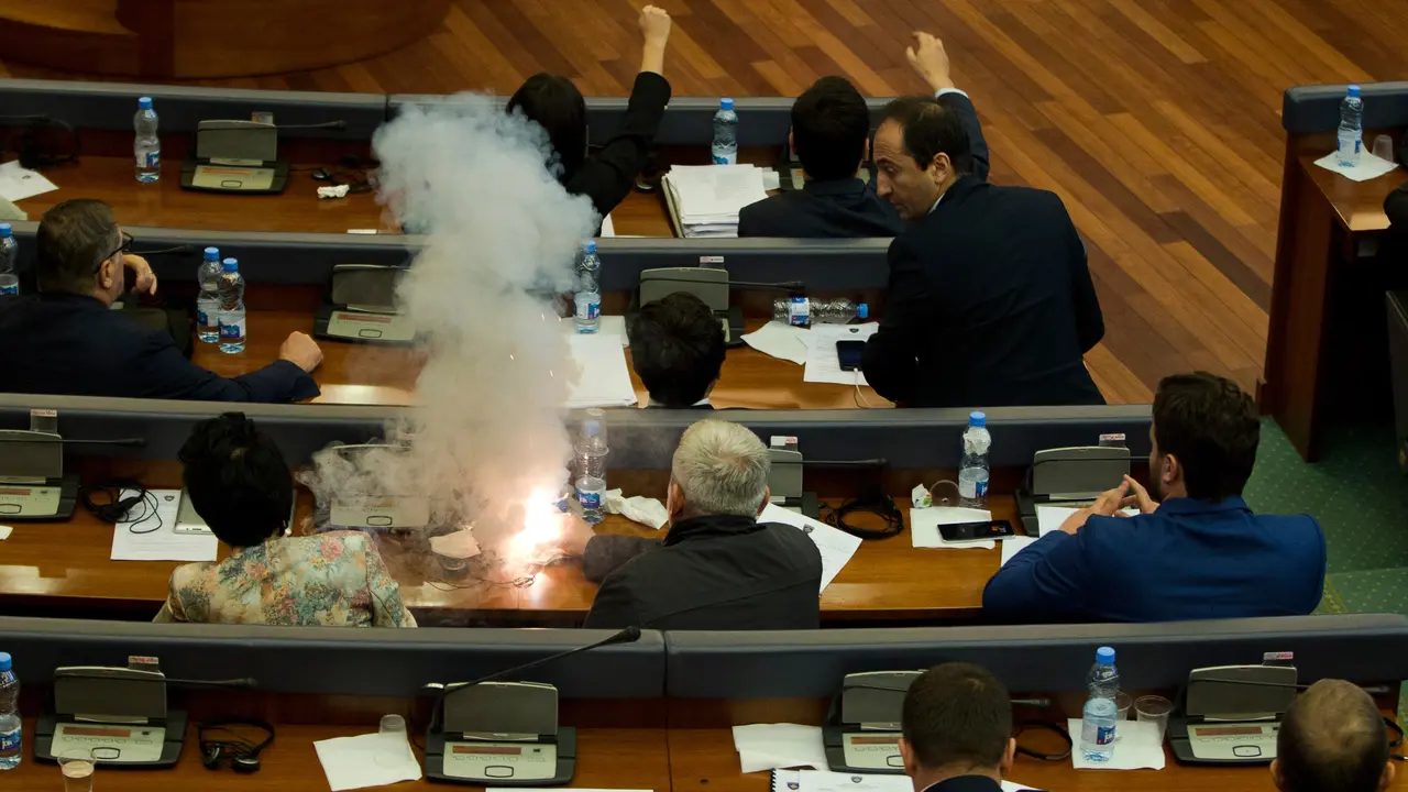 Anggota Parlemen Kosovo Lempar Gas Air Mata di Ruang Sidang