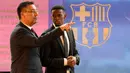 Presiden Barcelona, Josep Maria Bartomeu, berbincang-bincang dengan bek barunya, Nelson Semedo, di Stadion Camp Nou, Katalonia, Jumat (14/7/2017). Pemain 23 tahun itu didatangkan dari Benfica dengan harga 26,2 juta poundsterling. (AFP/Lluis Gene)