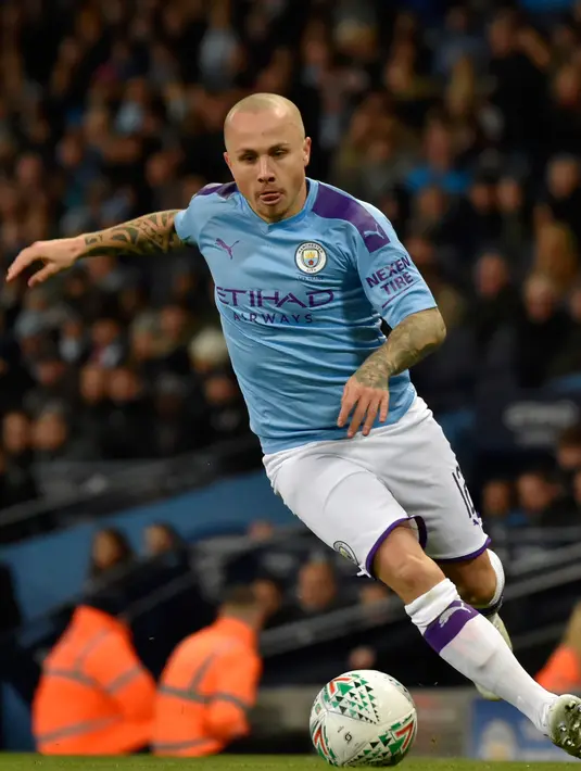 Bek kiri Manchester City, Angelino mengontrol bola saat melawan Southampton pada babak ketiga  Carabao Cup 2019/2020 di Stadion Etihad, Selasa (29/10/2019). Manchester City melaju mulus ke perempat final setelah menang 3-1 atas Southampton. (AP/Rui Vieira)