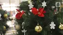 Ornamen Natal terlihat di Senayan City, Jakarta, Selasa (14/12/2021). Senayan City menghadirkan  Giant Golden Christmas Tree instalasi yang berdiri megah sebagai ikonik momen Natal dengan tinggi mencapai 18 meter dan dikelilingi oleh Golden Christmas Balls. (Liputan6.com/Faizal Fanani)