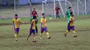 Para Pemain Barito Putera U-21, tengah melakukan laga uji coba melawan Diklat Ragunan di Stadion Bea & Cukai Rawamangun, Jakarta, Rabu (2/3/2016). (Bola.com/Nicklas Hanoatubun)