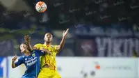 Striker Sriwijaya FC, Hilton Moreira, duel udara dengan gelandang Persib, Kim Jeffrey Kurniawan, pada laga Torabika Soccer Championship 2016 di Stadion Si Jalak Harupat, Bandung, Sabtu (30/4/2016). (Bola.com/Vitalis Yogi Trisna)