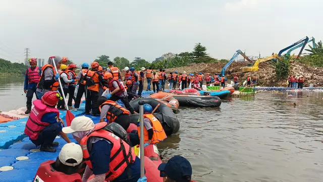 Gerakan Ciliwung Bersih dalam kegiatan menyusuri sungai Ciliwung pada, Sabtu, 29/11/2025 (dok. liputan6/Faqih nuriman)