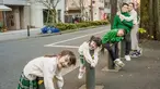 Liburan ke Jepang bersama suami dan ketiga anaknya, pemotretan keluarga ini pun terlihat kocak. Tampil kompak dengan busana senada, anak-anak Maya ternyata punya gaya yang menggemaskan. Bertengger di pembatas jalan, pose pemotretan ini pun terlihan semakin lucu. (Liputan6.com/IG/@mayaseptha7)