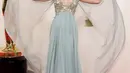 Hailee Steinfeld tampil dreamy dalam balutan gaun Elie Saab Couture yang menampilkan hiasan bunga emas di dada dan pergelangan tangan dan selempang leher sepanjang lantai. [@haileesteinfield]