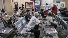 Warga lanjut usia (lansia) saat antre untuk mengikuti vaksin Covid-19 di Puskesmas Kecamatan Cilincing, Jakarta, Selasa (23/2/2021). Pemerintah mulai melakukan vaksinasi tahap dua yang diprioritaskan untuk masyarakat usia 60 tahun ke atas atau lansia. (merdeka.com/Iqbal S. Nugroho)