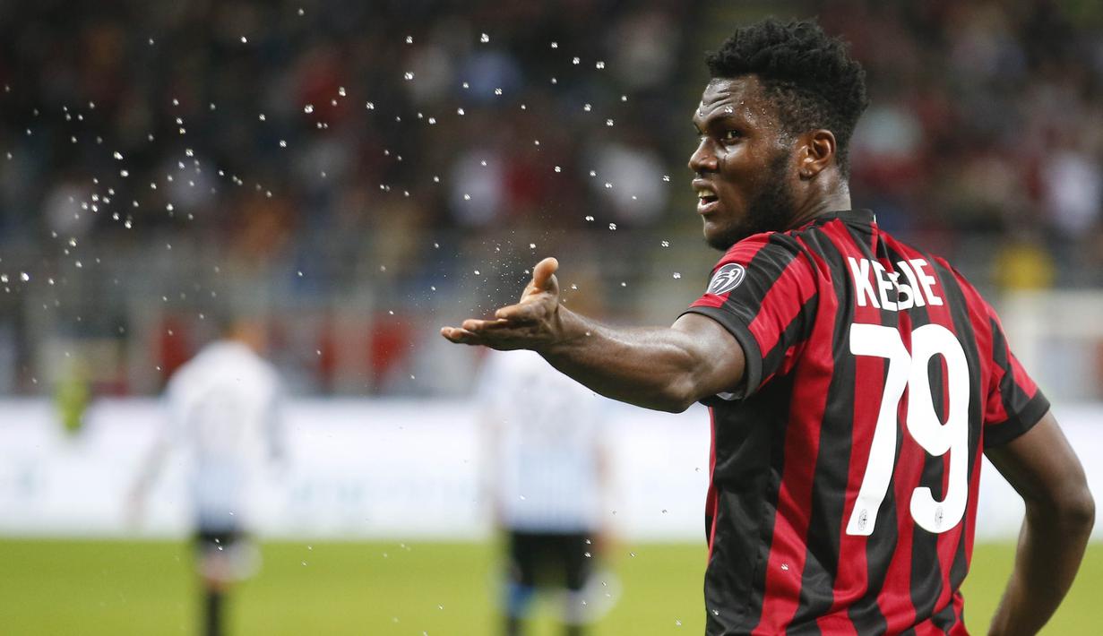 Gelandang AC Milan, Franck Kessie, melakukan selebrasi usai mencetak gol ke gawang SPAL pada laga Serie A Italia di Stadion San Siro, Rabu (20/9/2017). AC Milan menang 2-0 atas SPAL. (AP/Antonio Calanni)