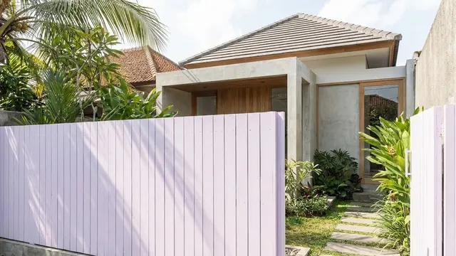 Pagar Warna Cerah yang Bikin Rumah Kecil Terlihat Besar
