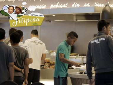 Abdu Lestaluhu saat menikmati makan siang bersama para pemain Thailand di Hotel Novotel, Filipina, (18/11/2016). (Bola.com/Nicklas Hanoatubun)