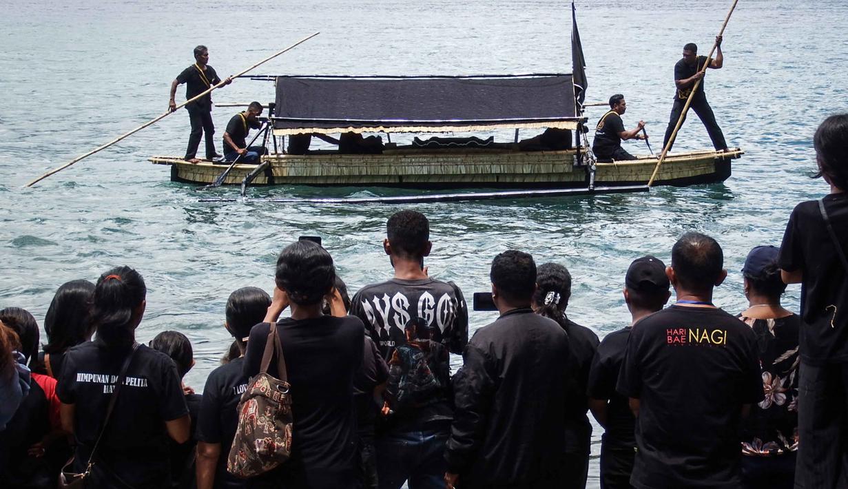 Prosesi ini merupakan salah satu ritual paling sakral dalam rangkaian perayaan Semana Santa di Larantuka, Flores Timur, yang berlangsung tepat pada tengah hari Jumat Agung. Tampak dalam foto, umat Katolik mengangkut peti mati berisi patung Yesus selama prosesi laut Jumat Agung dari Kapel Tuan Menino, sebuah ritual yang diwarisi dari pengaruh Portugis selama lebih dari lima abad, di Larantuka, Nusa Tenggara Timur, pada Jumat 3 April 2026. (ARNOLD WELIANTO/AFP)