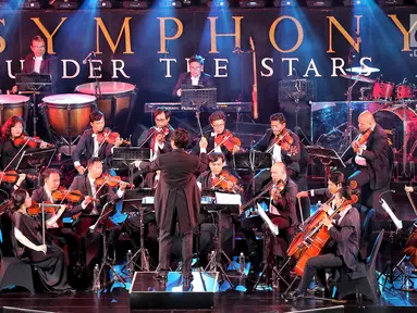 Twilite Orchestra dengan konduktor musik Addie MS tampil dalam konser Symphony Under The Stars di Lippo Mall Kemang, Jakarta, Sabtu (28/7). Movie Fest merupakan tema musik yang akan ditampilkan pada kegiatan musik kali ini. (Liputan6.com/Fery Pradolo)
