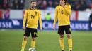 Ekspresi pemain timnas Belgia, Dries Mertens dan Axel Witsel saat melawan tuan rumah Swiss pada laga Nations League yang berlangsung di stadion Swissporarena, Senin (19/11). Timnas Belgia kalah 2-5. (AFP/Fabrice Coffrini)