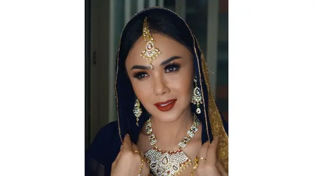 6 Gaya Yuni Shara Saat Hadiri Pesta Diwali, Cantik Pakai Sari