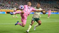 Pemain Inter Miami, Luis Suarez (kiri) berebut bola dengan pemain Palmeiras, Marcos Rocha dalam laga Grup A Piala Dunia Antarklub 2025 di Hard Rock stadium, Miami, Amerika Serikat, Selasa (24/06/2025) WIB. (AFP/Patricia De Melo Moreira)