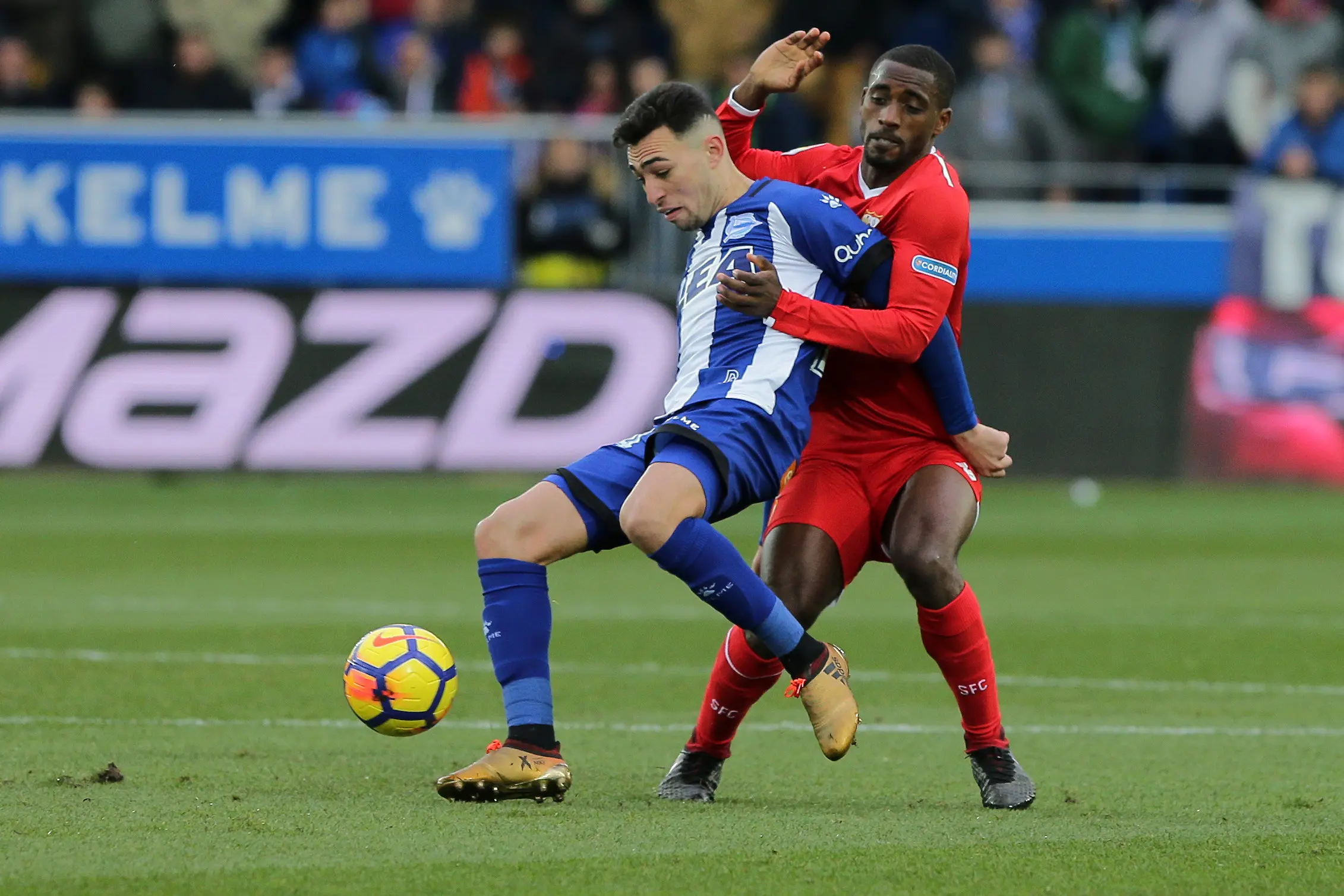 Penyerang Deportivo Alaves, Munir El Haddadi (kiri) yang dipinjam dari Barcelona. (CESAR MANSO / AFP)