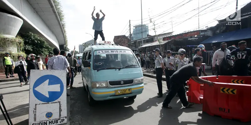 Tolak Jalan Jatibaru Ditutup, Sopir Angkot Tanah Abang Kembali Demo