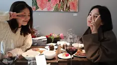 Momen kebersamaan mereka diabadikan dalam foto-foto yang menunjukkan keakraban seperti kakak-adik. Para penggemar merasa terkesan melihat kedekatan mereka, apalagi Suzy secara khusus memberikan ucapan selamat dengan cara unik melalui tulisan di piring makan. Momen ini semakin memperlihatkan hubungan manis di antara keduanya. (Liputan6.com/IG/@kyo1122)