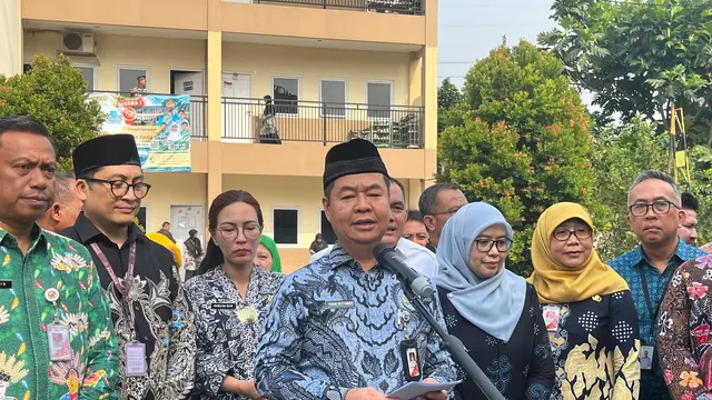 Wakil Presiden (Wapres) RI Gibran Rakabuming Raka, batal meninjau uji coba program makan bergizi gratis di Sekolah Dasar Islam Terpadu (SDIT) Al-Ihsan, Kebagusan, Pasar Minggu, Jakarta Selatan, Kamis (24/10/2024).