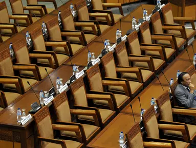 Seorang anggota dewan tampak hadir di Rapat Paripurna DPR RI di Gedung DPR, Jakarta, Selasa (13/10/2015). Sebanyak 262 dari 560 anggota dewan tidak hadir saat sidang tersebut. (Liputan6.com/JohanTallo)