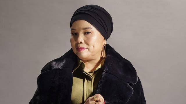 Dewi Zuhriati ibunda Fuji dan Fadly tampil kece jadi model fashion lokal/dok.Instagram @jiniso.id