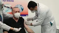 Presiden Turki Recep Tayyip Erdogan disuntik vaksin Sinovac. Dok: Twitter @RTErdogan