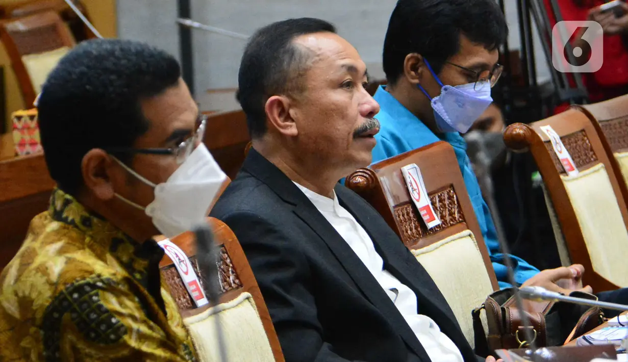 Ketua Komnas HAM Ahmad Taufan Damanik (kanan) mengikuti Rapat Dengar Pendapat (RDP) dengan Komisi III di Kompleks Parlemen, Senayan, Jakarta, Selasa (6/4/2021).Rapat juga membahas komitmen Komnas HAM, dan perkembangan penyelesaian kasus selama 5 tahun terakhir. (Liputan6.com/Angga Yuniar)