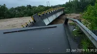 Jembatan penghubung desa di Kecamatan Manuju Kabupaten Gowa, Sulsel ambruk akibat derasnya air sungai Je'ne Lata (Liputan6.com/ Eka Hakim)