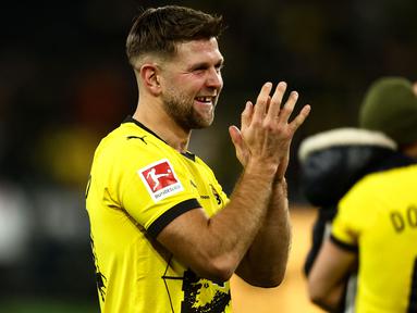 Sebagai salah satu klub raksasa di Bundesliga, Borussia Dortmund kerap dihuni para pemain haus gol yang tampil tajam untuk mengoyak gawang lawan. Pembuktian ketajaman mereka direalisasikan dengan kemampuan mencetak hattrick bagi Borussia Dortmund di Bundesliga. Seperti lima pemain berikut yang tercatat menjadi 5 pemain terakhir yang mampu mencetak hattrick bagi Borussia Dortmund di Bundesliga. (AFP/Leon Kuegeler)