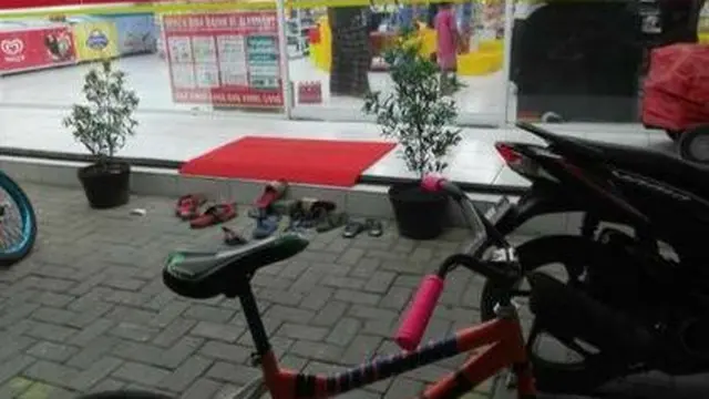 6 Potret Kocak Orang Lepas Sandal di Tempat Umum Ini Bikin Geleng Kepala