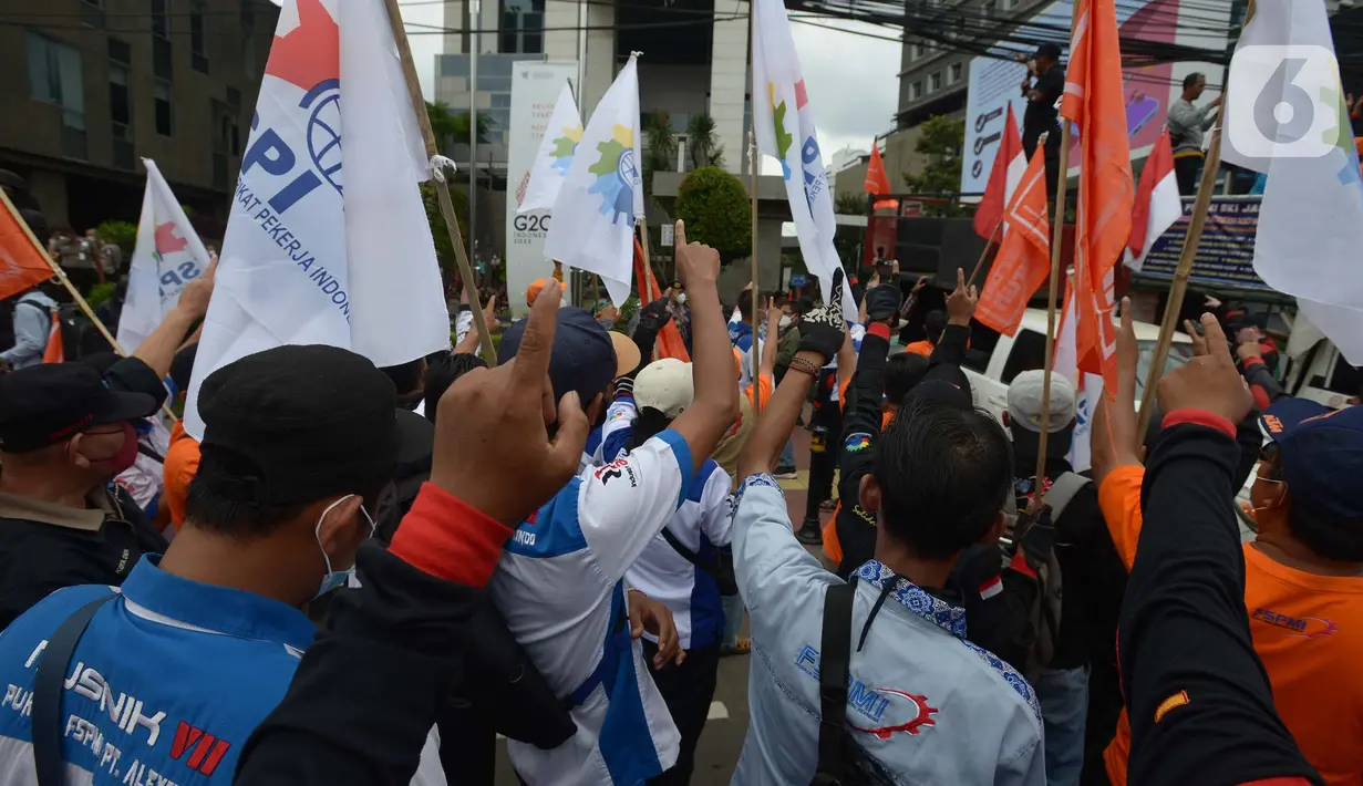 Puluhan buruh melakukan aksi unjuk rasa di depan gedung Kementerian Perdagangan, Jakarta Selasa (22/3/2022). Aksi menuntut Kementerian Perdagangan untuk menurunkan harga minyak goreng dan harga bahan pokok di pasar tradisional serta mendesak Menteri Perdagangan diganti. (merdeka.com/Imam Buhori)