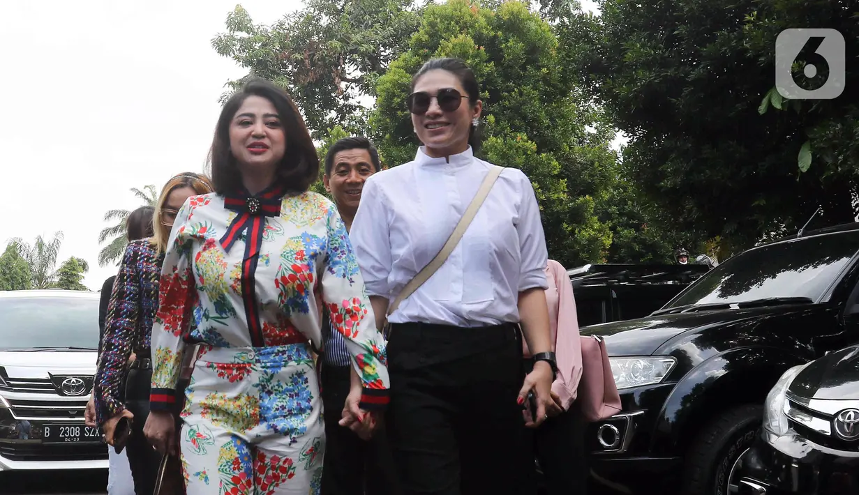 Penyanyi Dewi Perssik (kiri) saat menghadiri sidang cerai perdana di Pengadilan Agama Jakarta Selatan, Senin (4/7/2022). Sidang cerai perdana antara Dewi Perssik dan Angga Wijaya ini beragendakan mediasi. (Liputan6.com/Herman Zakharia)