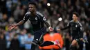 Gol penentu kemenangan Real Madrid tercipta pada menit ke-90+3 setelah Aurelien Tchouameni mengirim umpan silang akurat dari sisi kanan yang disambut Vinicius Junior. Real Madrid unggul 2-1. Tampak dalam foto, penyerang Real Madrid asal Brasil, Vinicius Junior, merayakan golnya pada pertandingan leg kedua 16 besar Liga Champions 2025/2026 melawan Manchester City di Etihad Stadium, barat laut Inggris, pada Selasa 17 Maret 2026 waktu setempat atau Rabu (18/3) dini hari WIB. (Paul ELLIS/AFP)