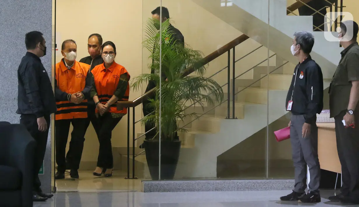 Bupati Kapuas, Ben Brahim S Bahat dan sang istri Ary Egahni ditahan KPK terkait tindak pidana dugaan korupsi pemotongan anggaran seolah-olah sebagai utang kepada penyelenggara negara disertai dengan penerimaan suap di lingkungan Pemerintah Daerah Kabupaten Kapuas, Kalimantan Tengah. (Liputan6.com/Helmi Fithriansyah)