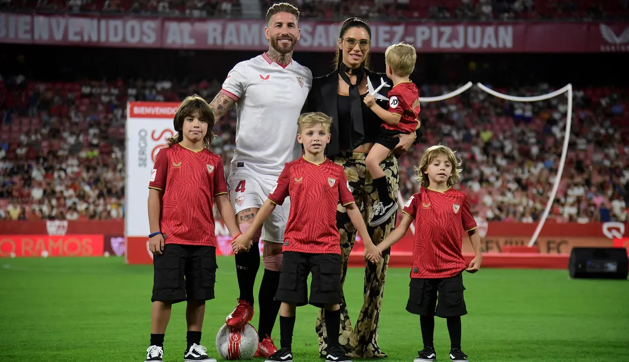 Sergio Ramos berfoto bersama dengan sang istri, Pilar Rubio dan anak-anaknya saat perkenalan pemain baru Sevilla yang berlangsung di Stadion Ramon Sanchez Pizjuan, Sevilla, Rabu (06/09/2023) waktu setempat. (AFP/Cristina Quicler)