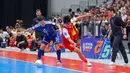 Tim racikan pelatih Hector Souto menunjukkan kepercayaan diri tinggi. M Iqbal dan kawan-kawan tidak ragu menekan lawan yang dikenal sebagai salah satu kekuatan utama futsal Asia. Tampak dalam foto, pemain Timnas Futsal Indonesia, Israr Megantara (kedua kanan) berebut bola dengan pemain Jepang pada semifinal Piala Asia Futsal 2026 di Indonesia Arena, Gelora Bung Karno, Senayan, Jakarta, Kamis (4/2/2026). (Bola.com/Bagaskara Lazuardi)