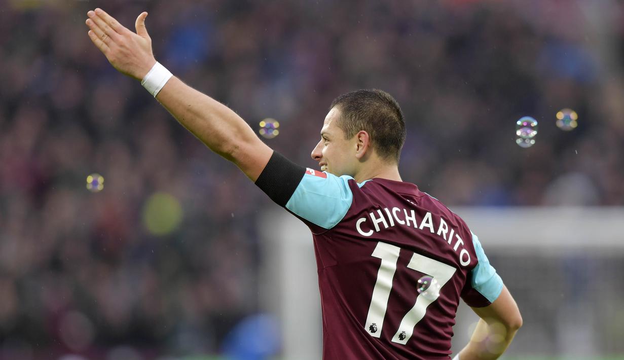 2. Javier Hernandez - Karena nama Javier Hernandez terlalu pasaran di Meksiko, akhirnya striker West Ham United ini lebih memilih nama julukan di punggungnya. Chicarito berasal dari bahasa Spanyol yang berarti Kacang polong kecil. (AFP/Greenwood)