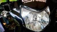 Mika lampu motor kusam bikin cahaya berkurang. Dengan perawatan sederhana, tampilannya bisa bening lagi seperti baru (caraatasimotor)