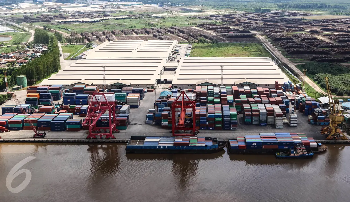Aktivitas bongkar muat kapal saat bersandar di Pelabuhan PT. Indah Kiat Pulp and Paper, Kabupaten Siak, Riau, Senin (18/07). Lima dermaga tersebut di antaranya dermaga kertas, pulp, kayu, rawmaterial, dan dermaga tisu. (Liputan6.com/Fery Pradolo)